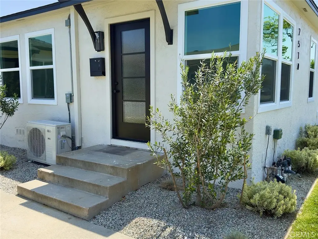 Residential Lease for rent at 2510 Termino Avenue A, Long Beach, Los Angeles County, CA featuring 2 beds and 1 bath