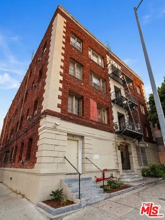 Residential Lease for rent at 2795 W 8th Street 406, Los Angeles, Los Angeles County, CA and 1 bath