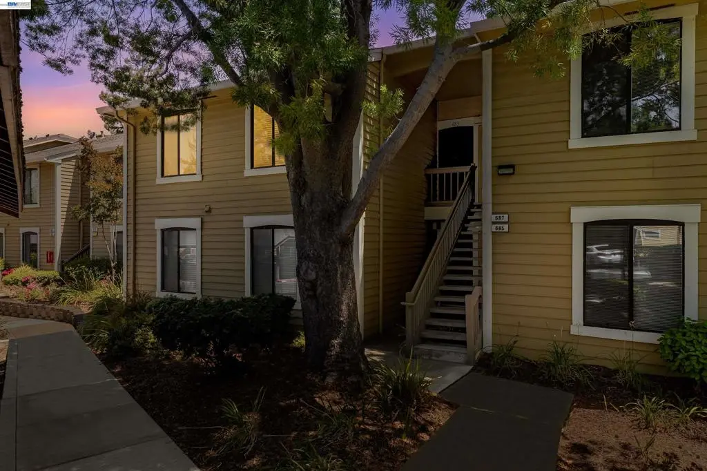 Condominium for sale at 683 Center, Martinez, CA featuring 2 beds and 1 bath