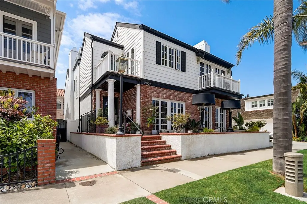 Single Family Residence for rent at 2025 E Balboa, Newport Beach, CA featuring 4 beds and 4 baths
