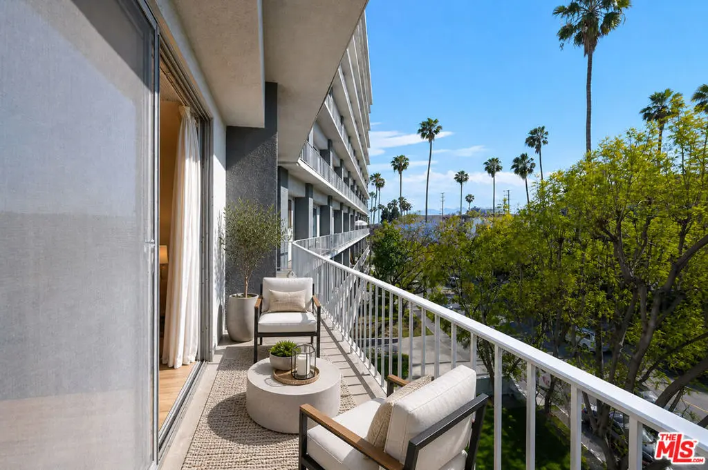 Residential Lease for rent at 100 S Doheny Drive 424, Los Angeles, Los Angeles County, CA featuring 1 bed and 2 baths