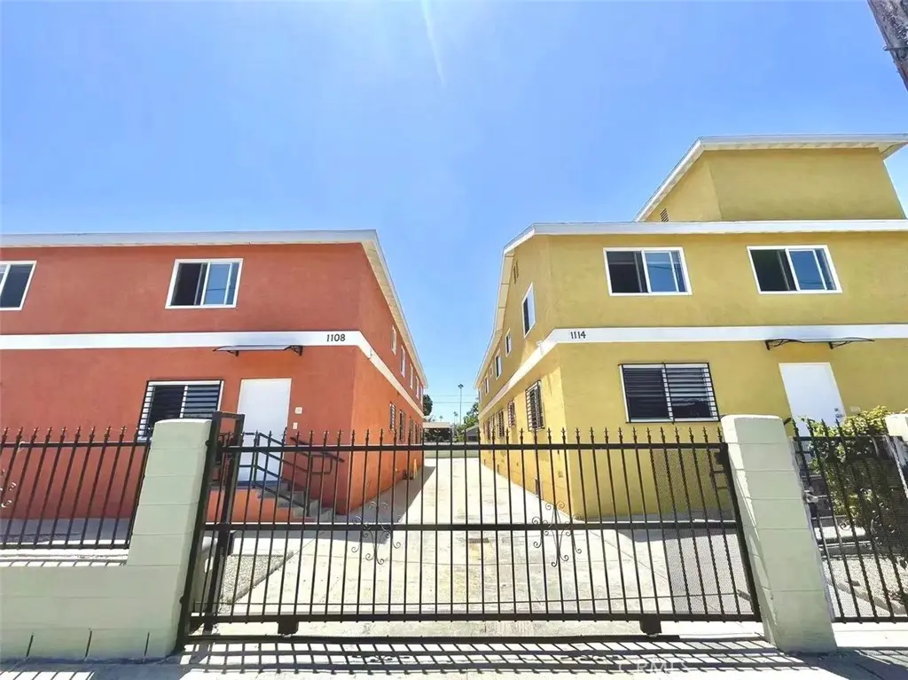Residential Lease for rent at 1114 Exposition Boulevard, Los Angeles, Los Angeles County, CA featuring 3 beds and 2 baths