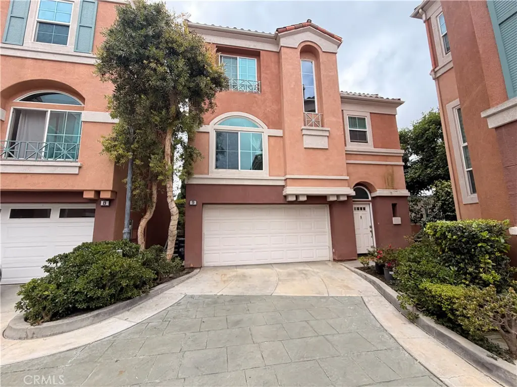 Townhouse for rent at 9 Medici Aisle, Irvine, CA featuring 3 beds and 3 baths