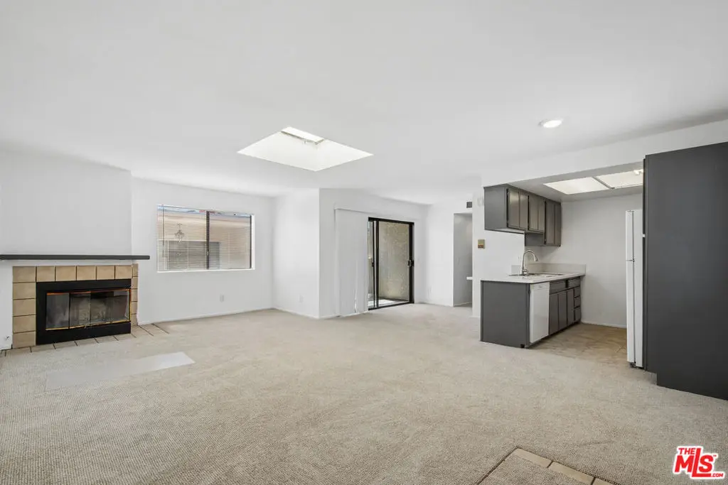 Residential Lease for rent at 11924 Mayfield Avenue 5, Los Angeles, Los Angeles County, CA featuring 2 beds and 2 baths