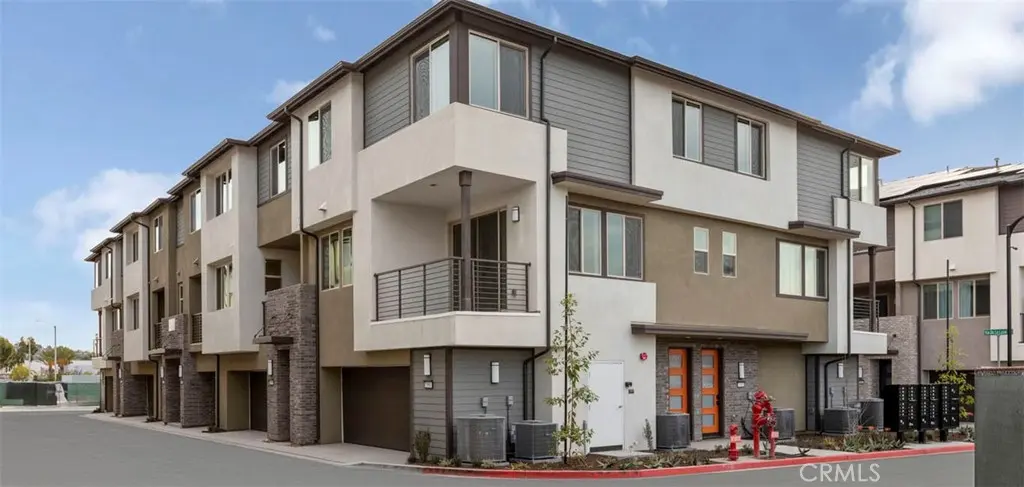 Townhouse for sale at 1967 Via De Luna, Placentia, CA featuring 1 bed and 2 baths