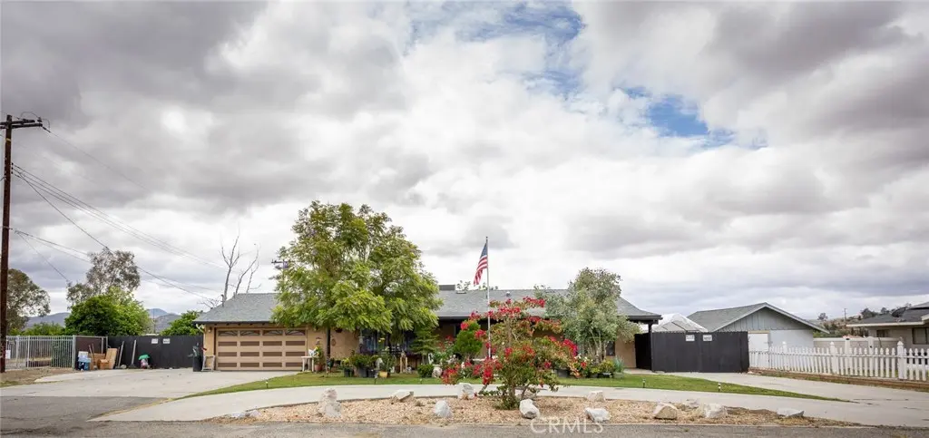 Single Family Residence for sale at 42385 Mayberry, Hemet, CA featuring 3 beds and 2 baths