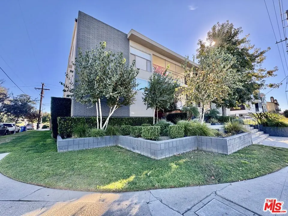 7524 Sepulveda Boulevard 207, Van Nuys, CA — listing photo 1
