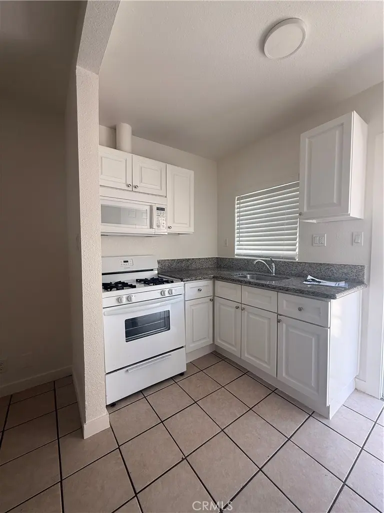 Residential Lease for rent at 1234 Raymond Avenue, Long Beach, Los Angeles County, CA featuring 1 bed and 1 bath