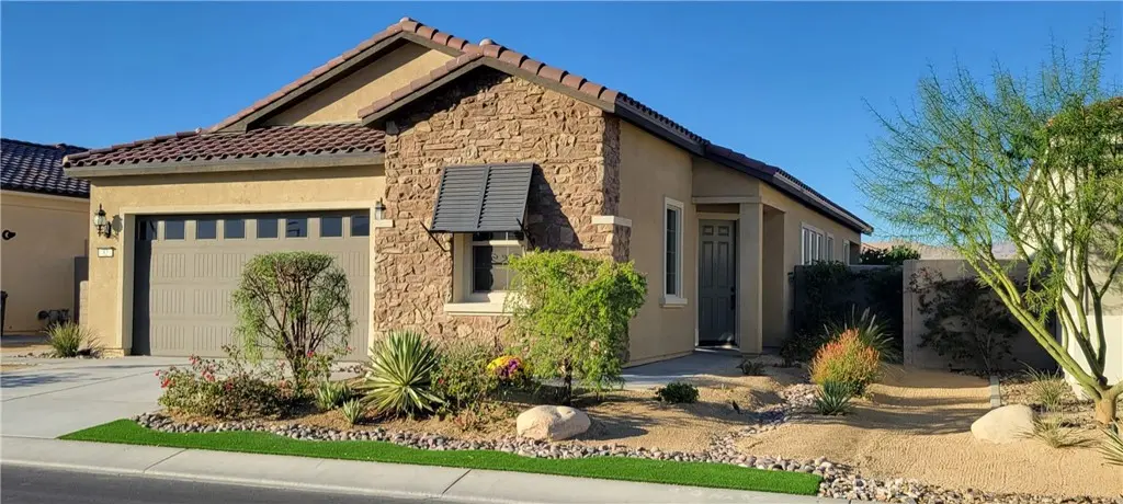 Single Family Residence for rent at 82 Burgundy, Rancho Mirage, CA featuring 2 beds and 2 baths