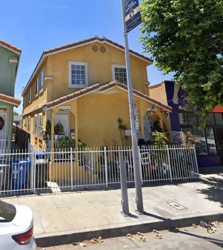 Duplex for rent at 2710 W 54th 1/2, Los Angeles, CA featuring 3 beds and 2 baths