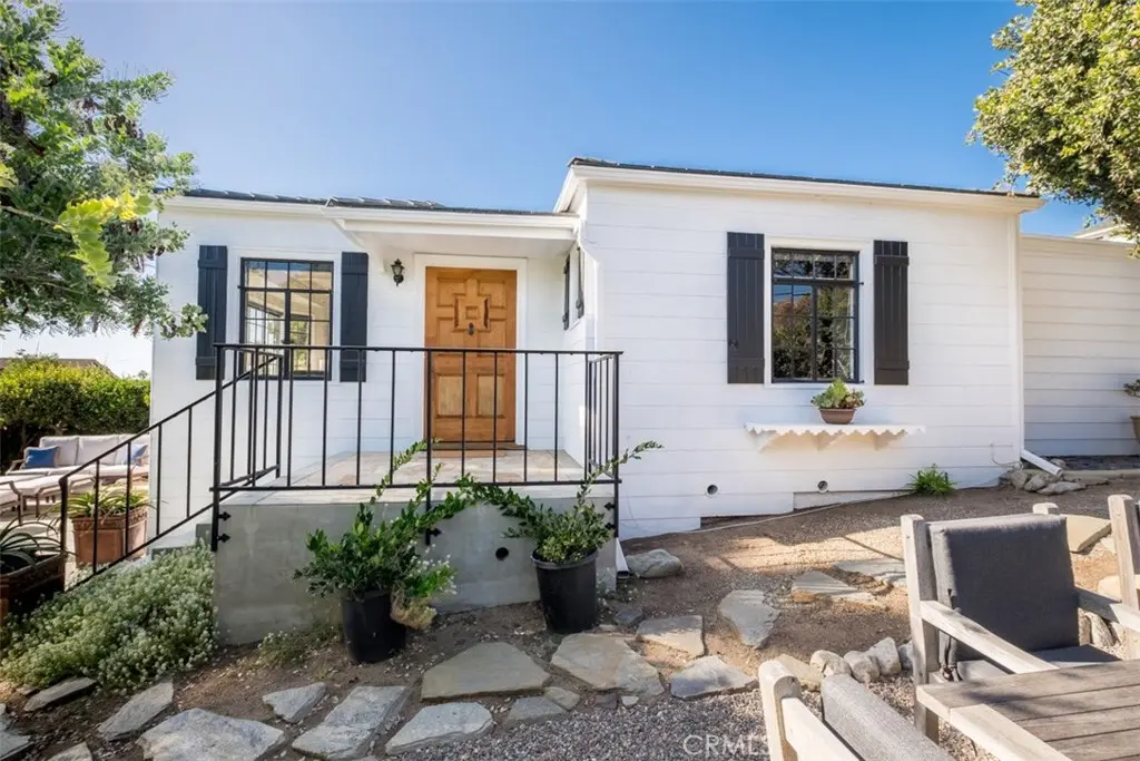 Single Family Residence for rent at 500 Mountain Road, Laguna Beach, CA featuring 3 beds and 3 baths