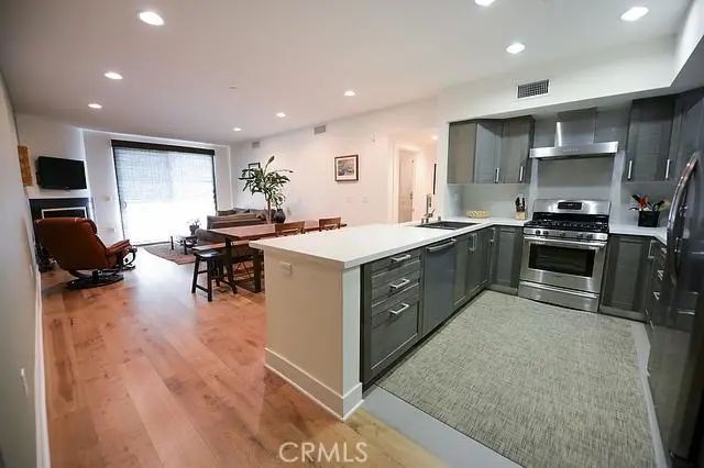 7133 Hawthorn Avenue 202, Hollywood, CA — listing photo 1