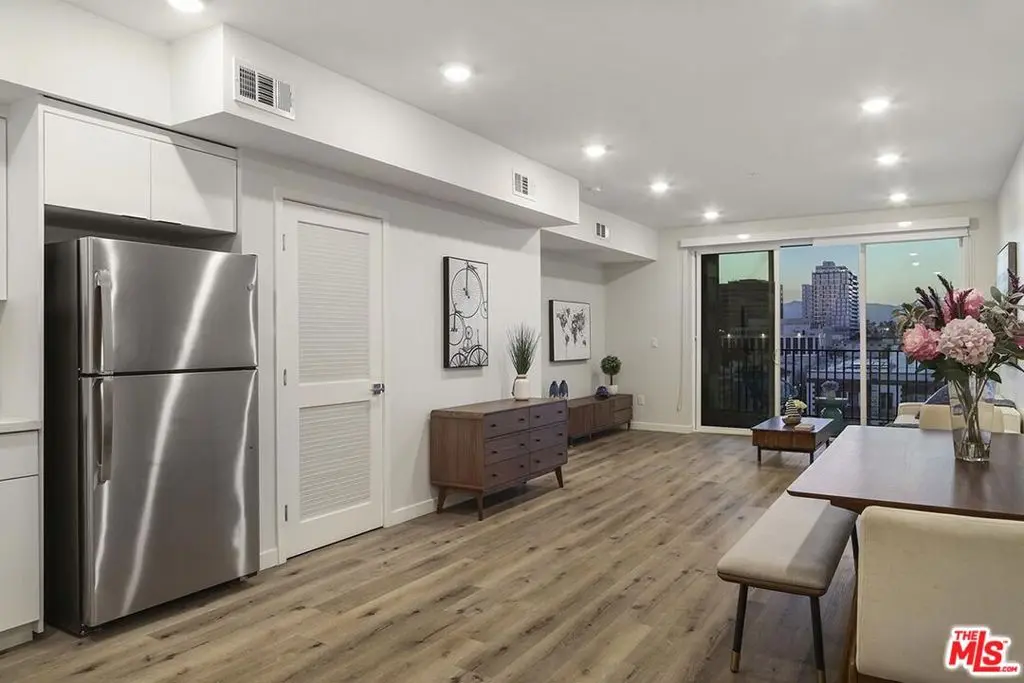 Residential Lease for rent at 2783 Francis Avenue 511, Los Angeles, Los Angeles County, CA featuring 2 beds and 2 baths