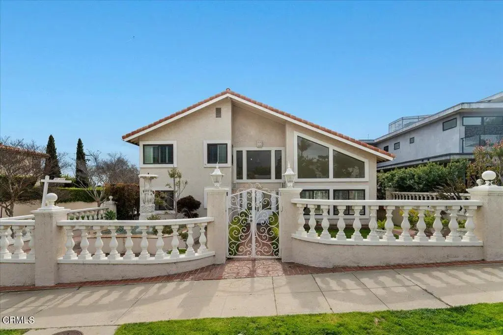 Residential Lease for rent at 2222 Pier Avenue, Santa Monica, Los Angeles County, CA featuring 5 beds and 3 baths