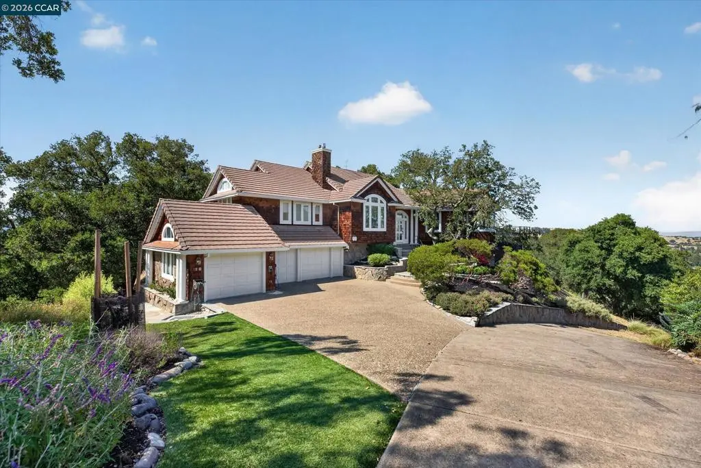 Single Family Residence for sale at 10 Diablo Oaks Way, Lafayette, CA featuring 4 beds and 5 baths