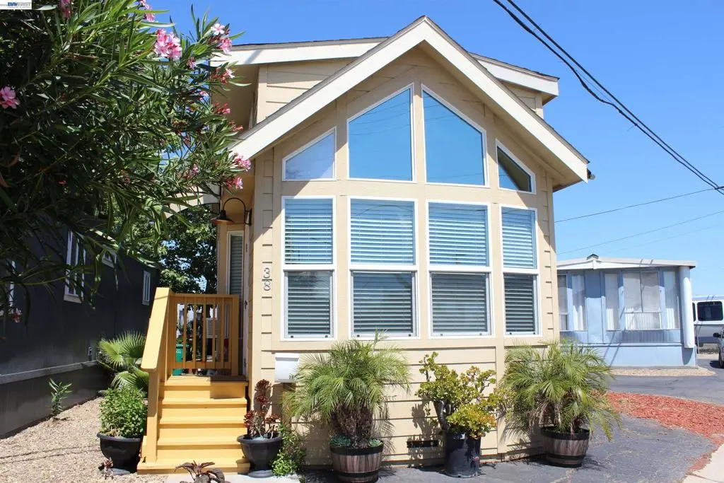 Manufactured In Park for sale at 621 E Lockeford Street, Lodi, CA featuring 1 bed and 1 bath