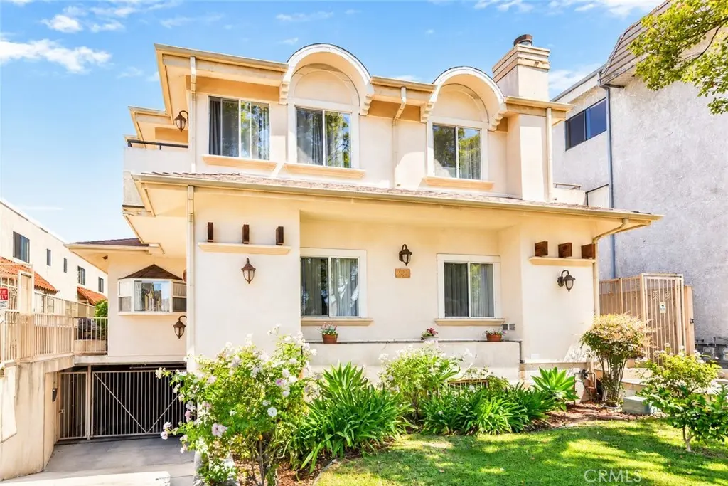 Condominium for sale at 455 W Wilson 2, Glendale, CA featuring 3 beds and 3 baths
