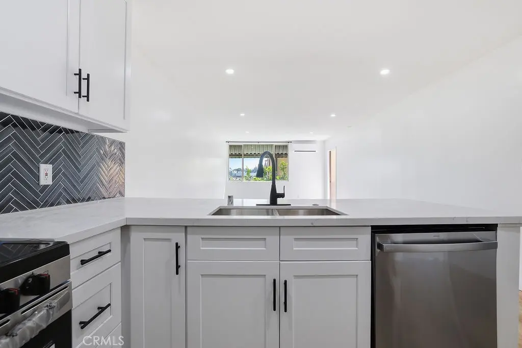 17000 Burbank Boulevard 211, Encino, CA — listing photo 1