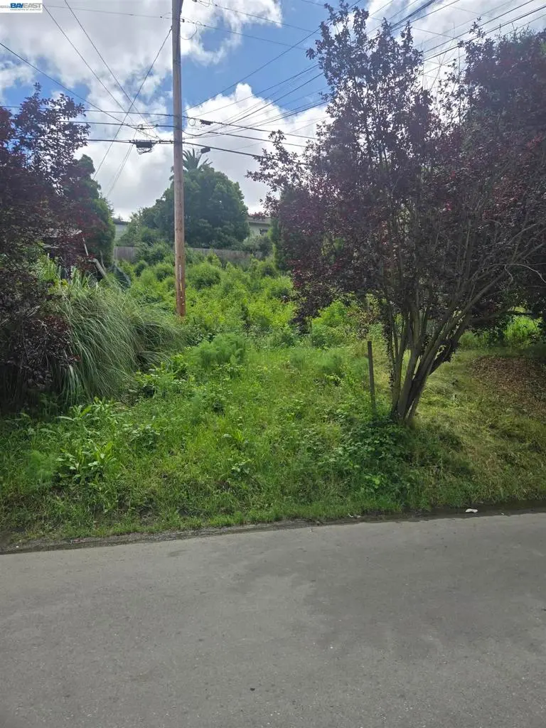 3210 Courtland, Oakland, CA — listing photo 1