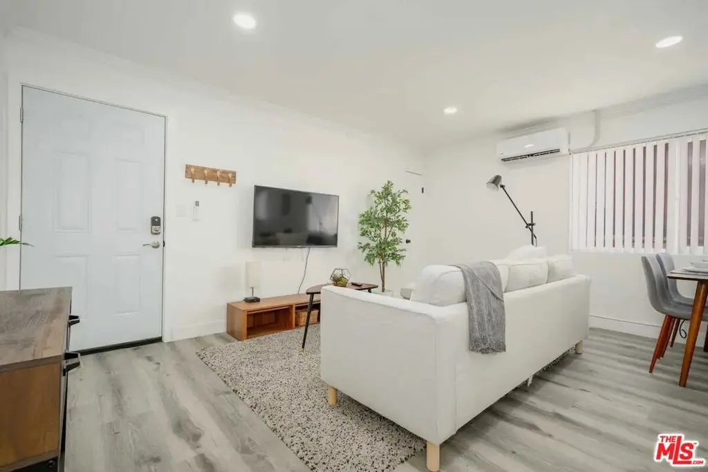 Residential Lease for rent at 2417 S Budlong Avenue 3, Los Angeles, Los Angeles County, CA featuring 3 beds and 1 bath