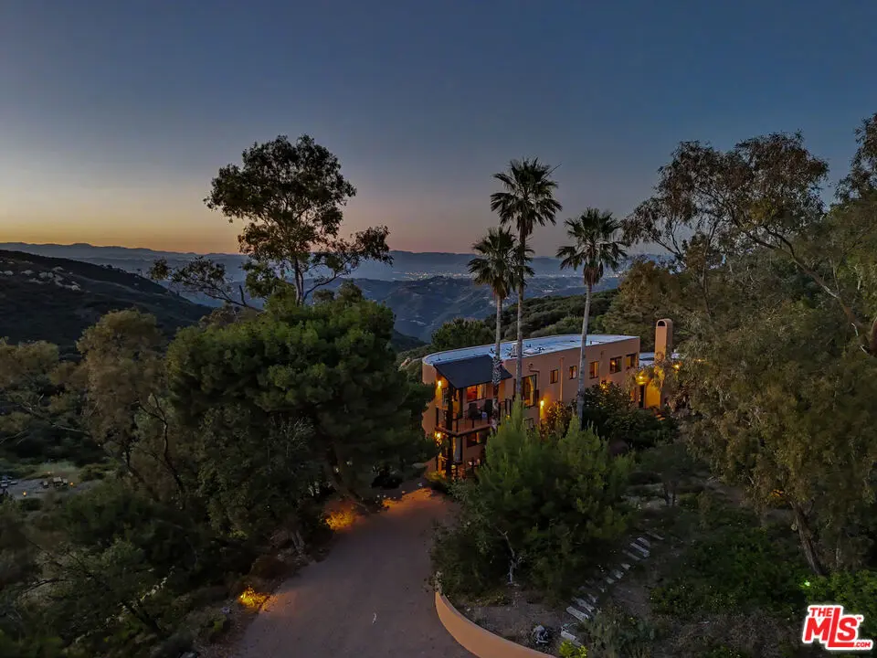 22067 Saddle Peak Road, Topanga, CA — listing photo 1