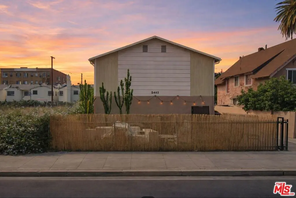 Residential Lease for rent at 5442 Virginia Avenue 6, Los Angeles, Los Angeles County, CA featuring 2 beds and 1 bath