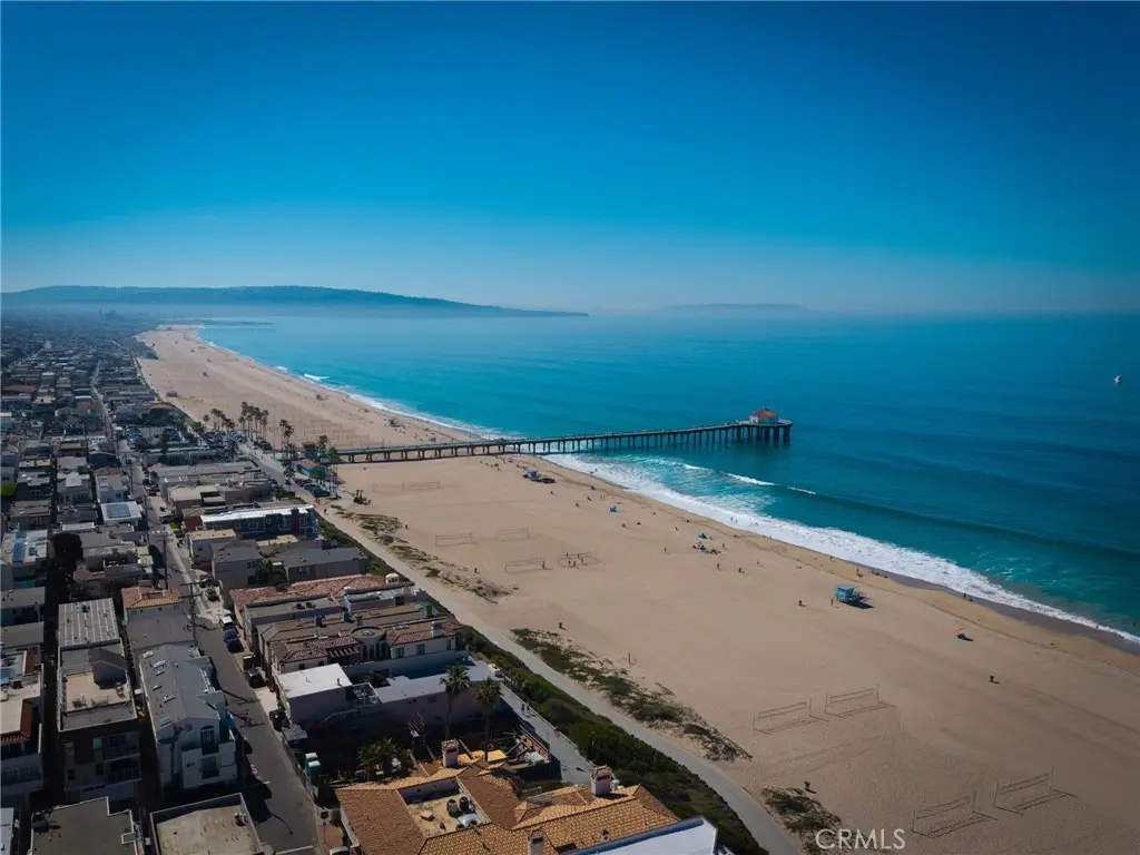Residential Lease for rent at 121 16th Street, Manhattan Beach, Los Angeles County, CA featuring 4 beds and 5 baths