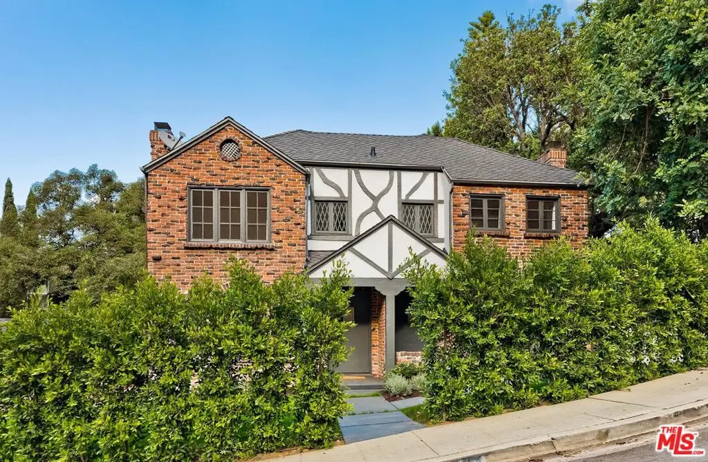 Residential Lease for rent at 3486 Oak Glen Drive, Los Angeles, Los Angeles County, CA featuring 3 beds and 3 baths