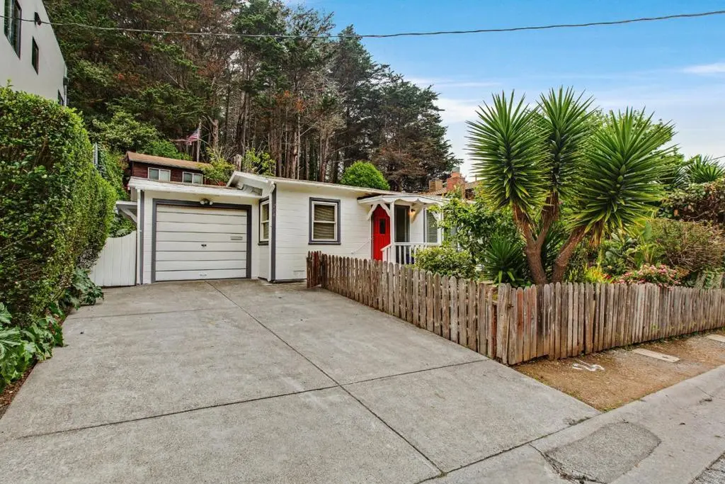 Single Family Residence for sale at 274 Juanita Avenue, Pacifica, CA featuring 3 beds and 1 bath