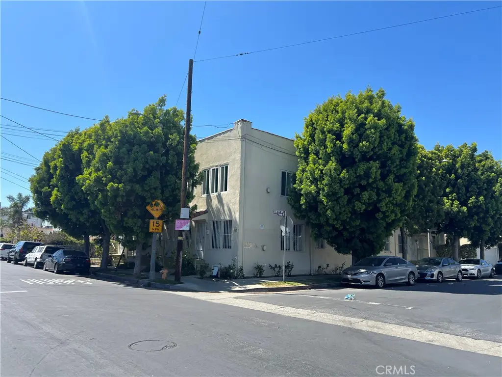 Apartment for rent at 1557 W 36th Place 1/2, Los Angeles, CA featuring 2 beds and 2 baths