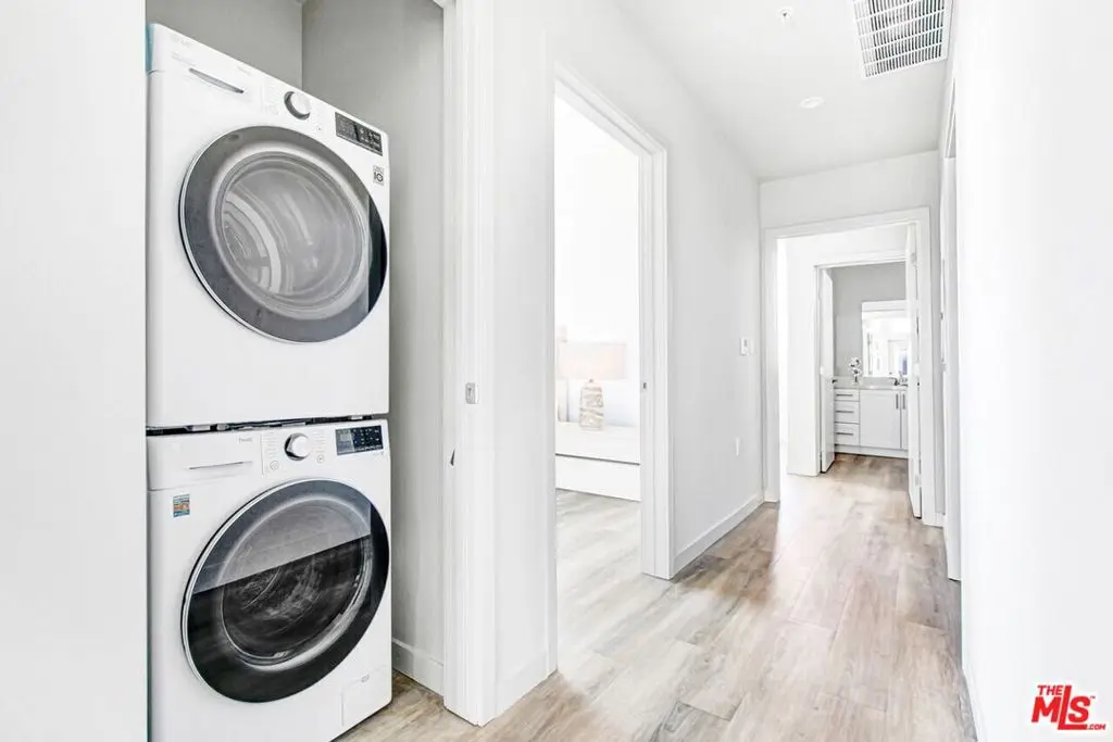Residential Lease for rent at 2847 Leeward Avenue 306, Los Angeles, Los Angeles County, CA featuring 2 beds and 2 baths