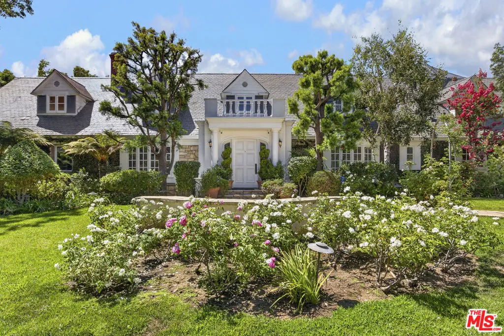 Single Family Residence for rent at 821 N Whittier Drive, Beverly Hills, CA featuring 6 beds and 7 baths