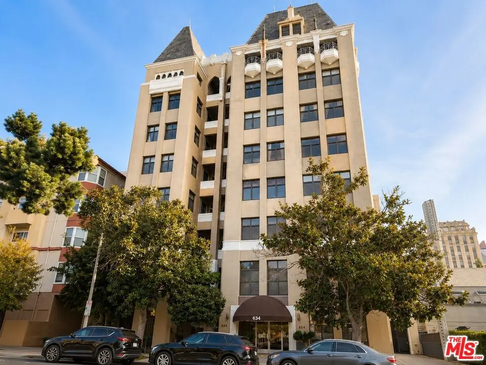 Residential Lease for rent at 634 S Gramercy Place 200, Los Angeles, Los Angeles County, CA featuring 2 beds and 1 bath