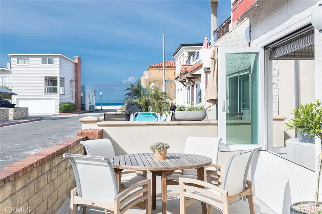 Duplex for rent at 117 35th, Newport Beach, CA featuring 3 beds and 3 baths