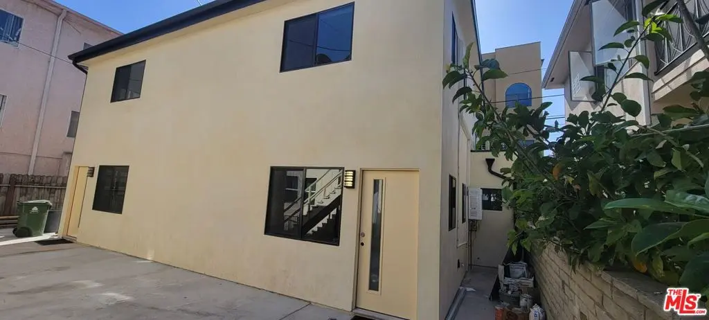 Residential Lease for rent at 1427 S Shenandoah Street 1425, Los Angeles, Los Angeles County, CA featuring 2 beds and 3 baths