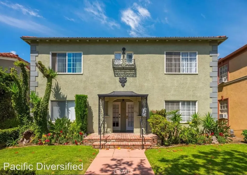 Residential Lease for rent at 227 S Gale Drive 4, Beverly Hills, Los Angeles County, CA featuring 2 beds and 2 baths