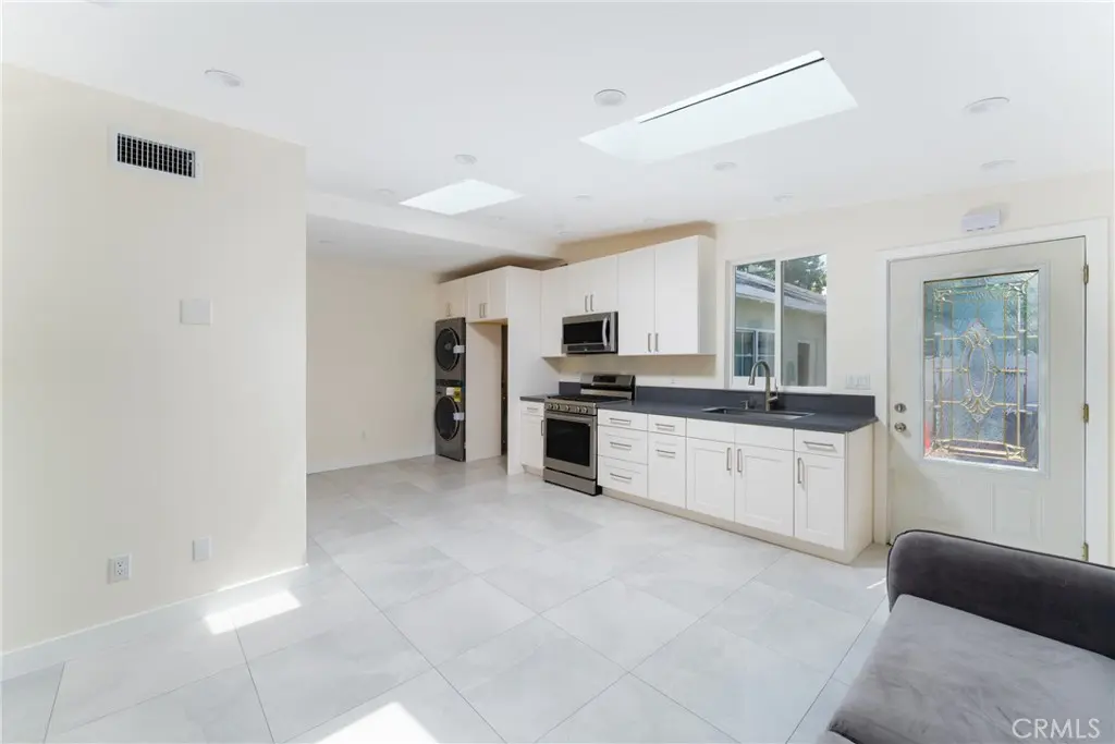 Residential Lease for rent at 537 Spencer Street A, Glendale, Los Angeles County, CA featuring 1 bed and 1 bath