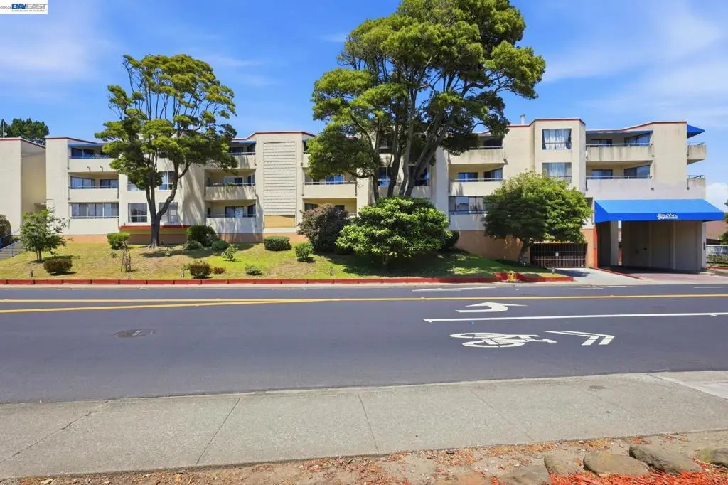 Condominium for sale at 1551 Southgate Ave 115, Daly City, CA featuring 2 beds and 1 bath