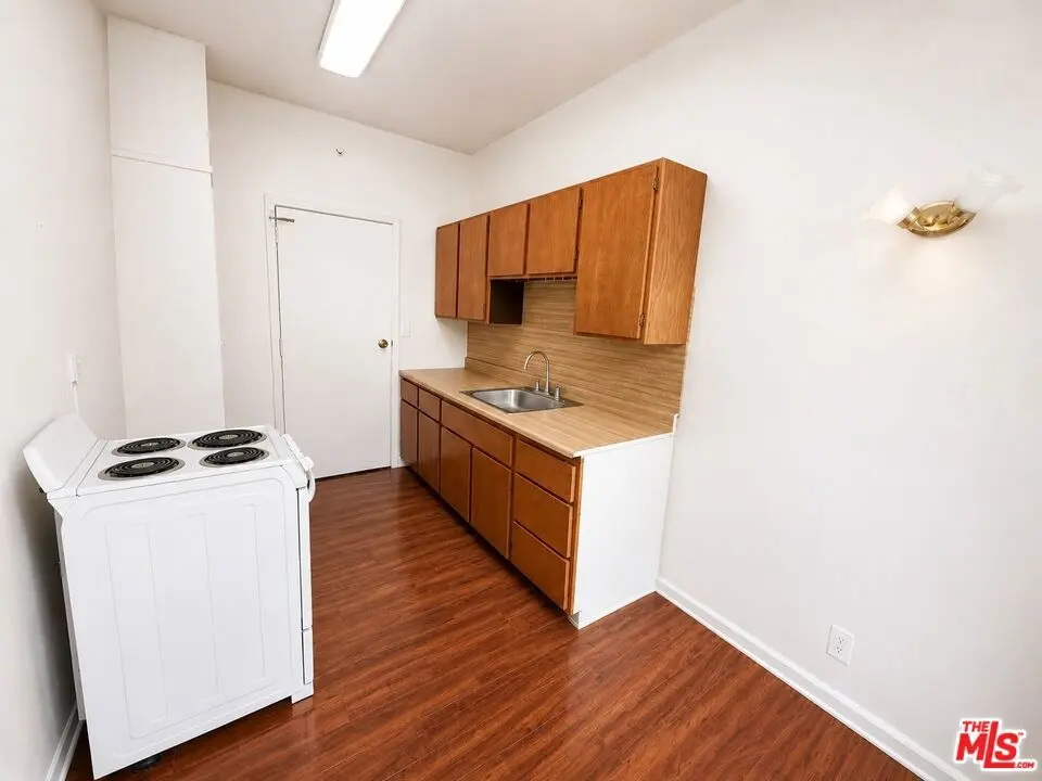 Residential Lease for rent at 634 S Gramercy Place 403, Los Angeles, Los Angeles County, CA and 1 bath