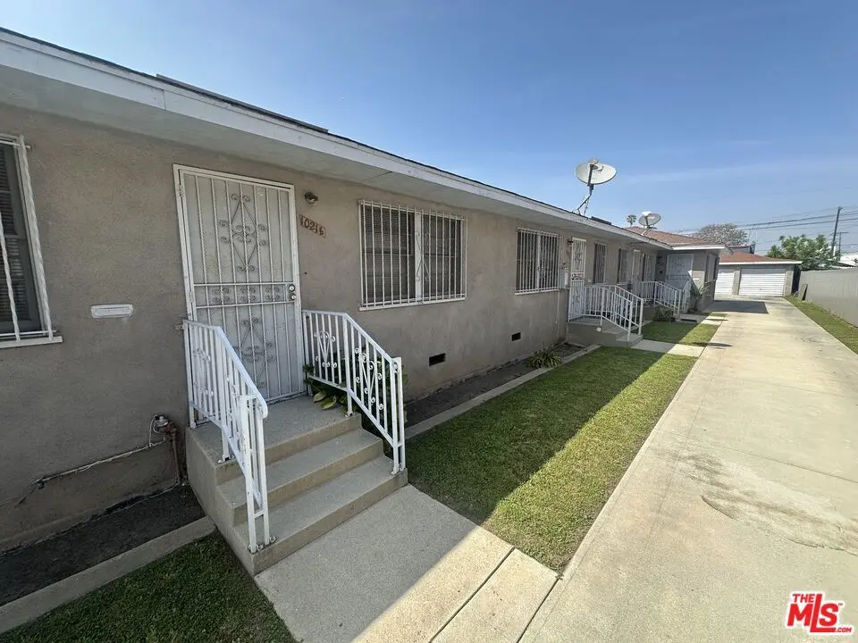 Residential Lease for rent at 1021 1/2 W 90th Street, Los Angeles, Los Angeles County, CA featuring 1 bed and 1 bath