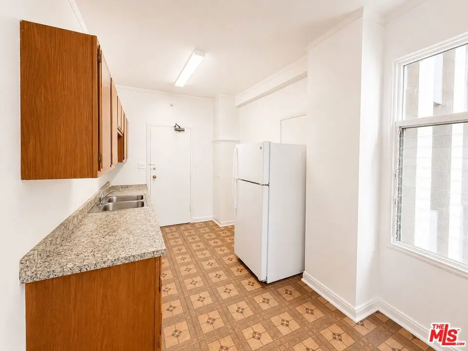 Residential Lease for rent at 634 S Gramercy Place 304, Los Angeles, Los Angeles County, CA featuring 1 bed and 1 bath