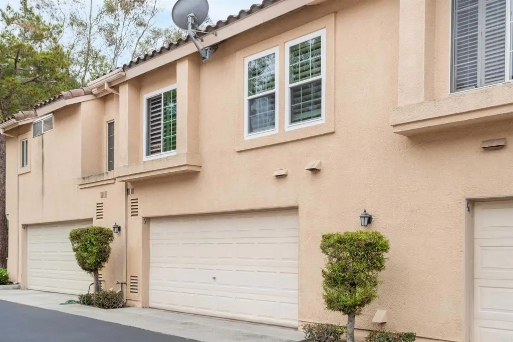 Condominium for sale at 72 Nightingale Drive, Aliso Viejo, CA featuring 2 beds and 3 baths