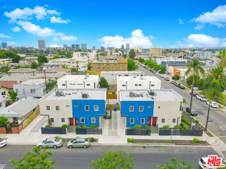 Residential Lease for rent at 4710 Maplewood Avenue, Los Angeles, Los Angeles County, CA featuring 3 beds and 3 baths