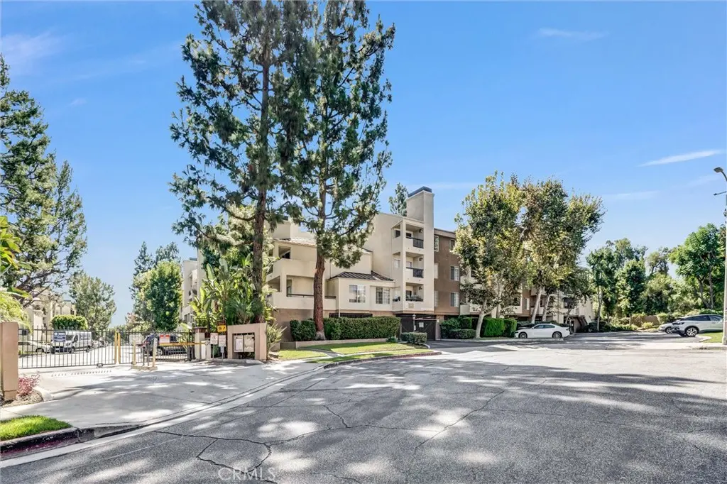 5500 Owensmouth Ave 122, Woodland Hills, CA — listing photo 1
