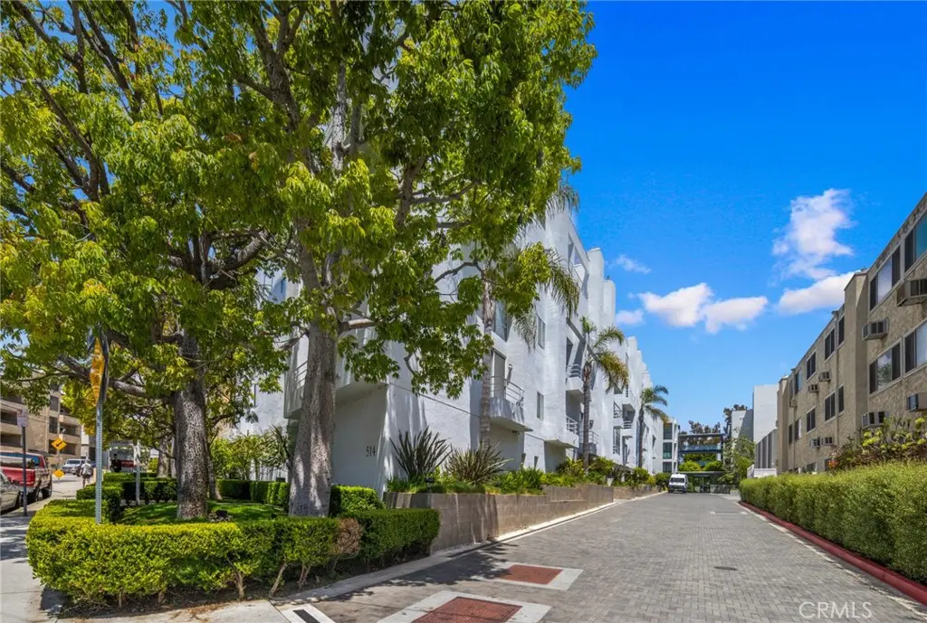 Condominium for sale at 520 S Barrington Avenue 116, Los Angeles, CA featuring 2 beds and 3 baths