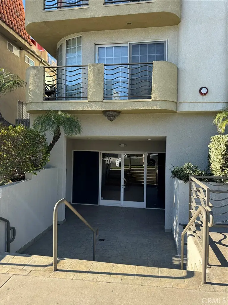 Residential Lease for rent at 1817 Selby Ave 205, Los Angeles, Los Angeles County, CA featuring 2 beds and 3 baths