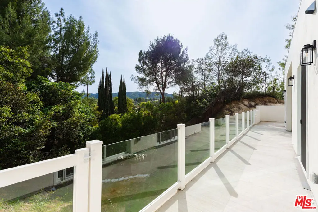 4724 N El Caballero Drive, Tarzana, CA — listing photo 1