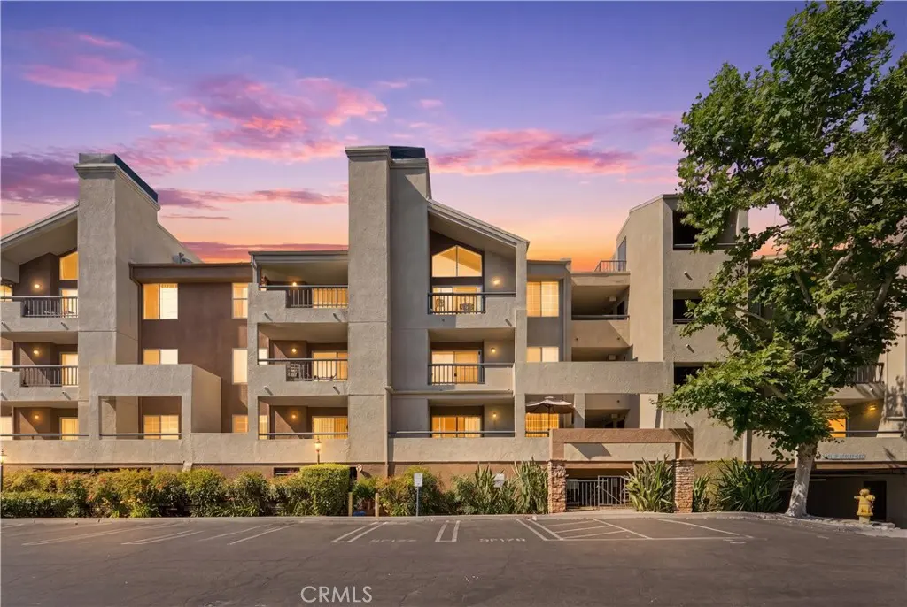5535 Canoga 332, Woodland Hills, CA — listing photo 1