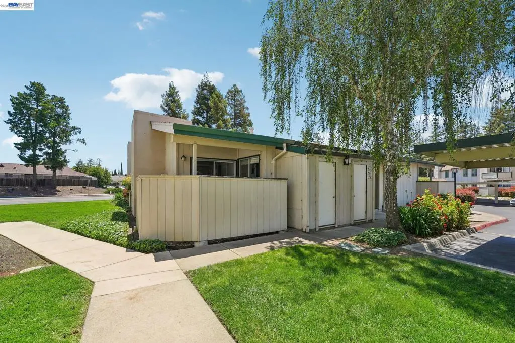 Condominium for sale at 5450 Concord Blvd B4, Concord, CA featuring 1 bed and 1 bath