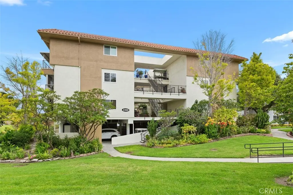 Condominium for rent at 2355 Via Mariposa 3H, Laguna Woods, CA featuring 3 beds and 2 baths
